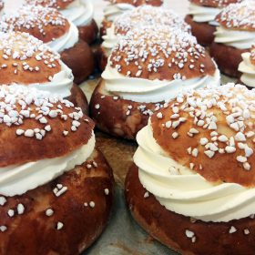 Vesi, gluteeniton jauhoseos (riisijauho, perunajauho, tapiokatärkkelys, täysjyvädurrajauho, perunahiutale, psyllium, ksantaani), Oddly Good kasvipohjainen vispituote, vadelmatäyte, raesokeri, kidesokeri, riisijauho, KANANMUNA, rypsiöljy, taikinamargariini, hiiva, vaniliinisokeri, psyllium, merisuola, kardemumma, soft gf, ksantaani