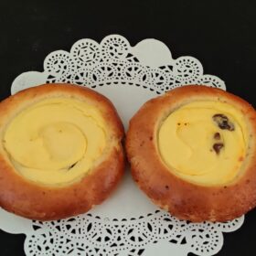 Laktoositon MAITORAHKA, vesi, jauhoseos (riisijauho, perunajauho, tapiokatärkkelys, täysjyvädurrajauho, perunahiutale, psyllium, ksantaani), kidesokeri, riisijauho, KANANMUNA, vaniljakreemijauhe, vanimax, rypsiöljy, taikinamargariini, rusina, hiiva, psyllium, merisuola, kardemumma, soft gf, ksantaani